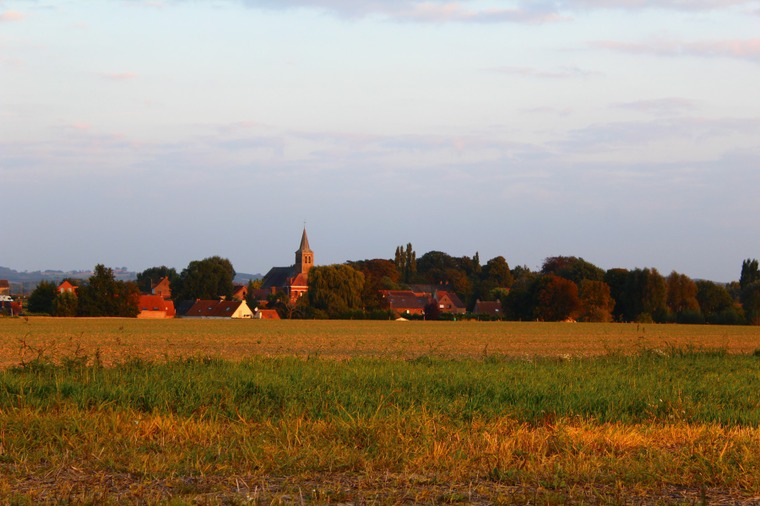 Vue de l'église d'Anseroeul et de ses alentours - photo de Charlotte Speleers, 2ème prix du concours de photographies de 2014