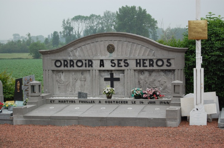 Monument aux morts pour les cinq fusillés de juin 1944 à Orroir - photo de Jean-Paul Béghin