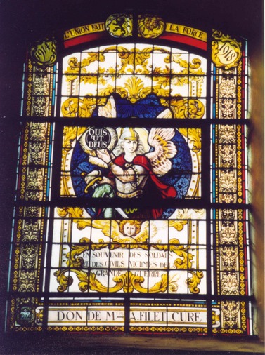 Vitrail enclusien (église d'Anseroeul) reprenant la devise belge en mémoire des victimes de la première guerre mondiale - Photo de Philippe Duponcheel